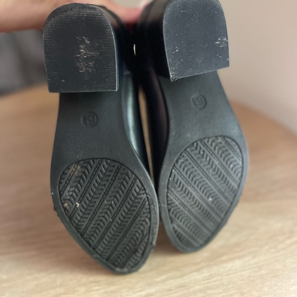 Woman’s black booties - Picture 4 of 6